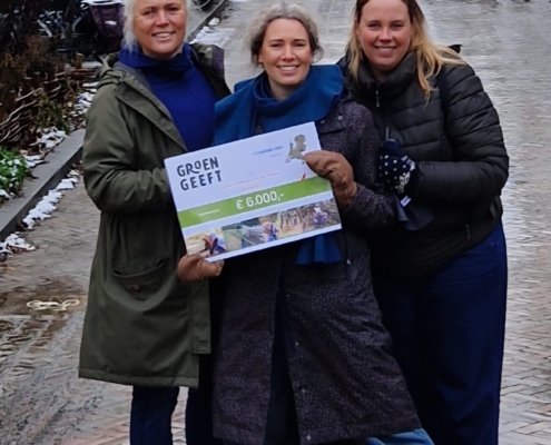Cheque GroenGeeft.nl Overhandiging van de cheque van GroenGeeft.nl aan Vrijstaat Thialf