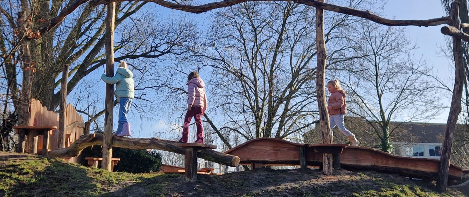Klauterbrug Groene Heuvels Kinderen klauteren over de nieuwe klauterbrug in de Groene Heuvels op Thialf