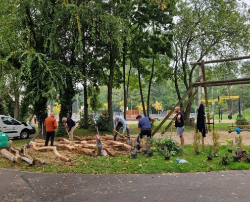 Vrijwilligers aan het werk in de Groene Heuvels Vrijwilligers aan het werk bij de aanleg van de Groene Heuvels